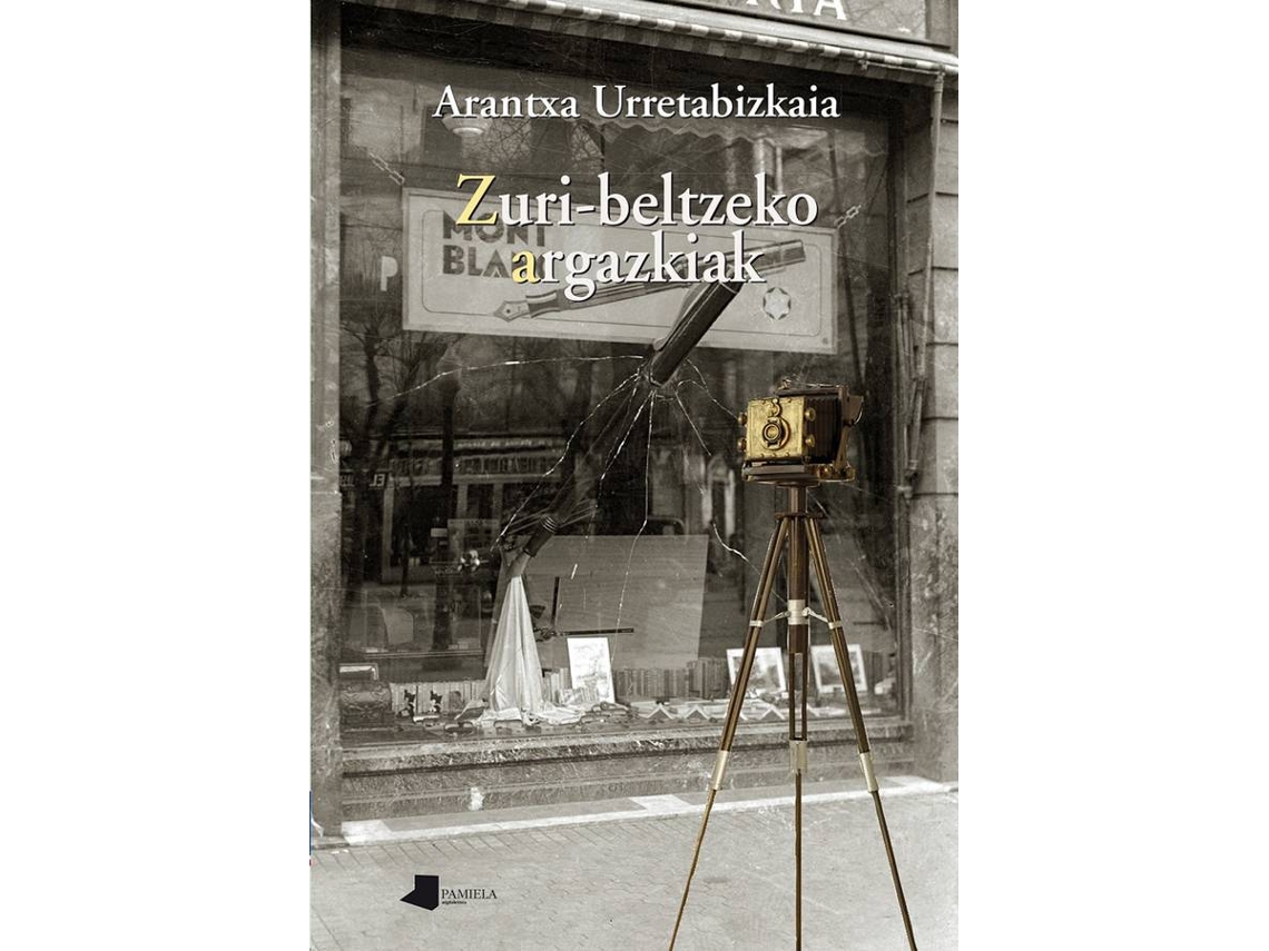 Livro Zuri-Beltzeko Argazkiak de Arantxa Urretabizkaia (Basco)