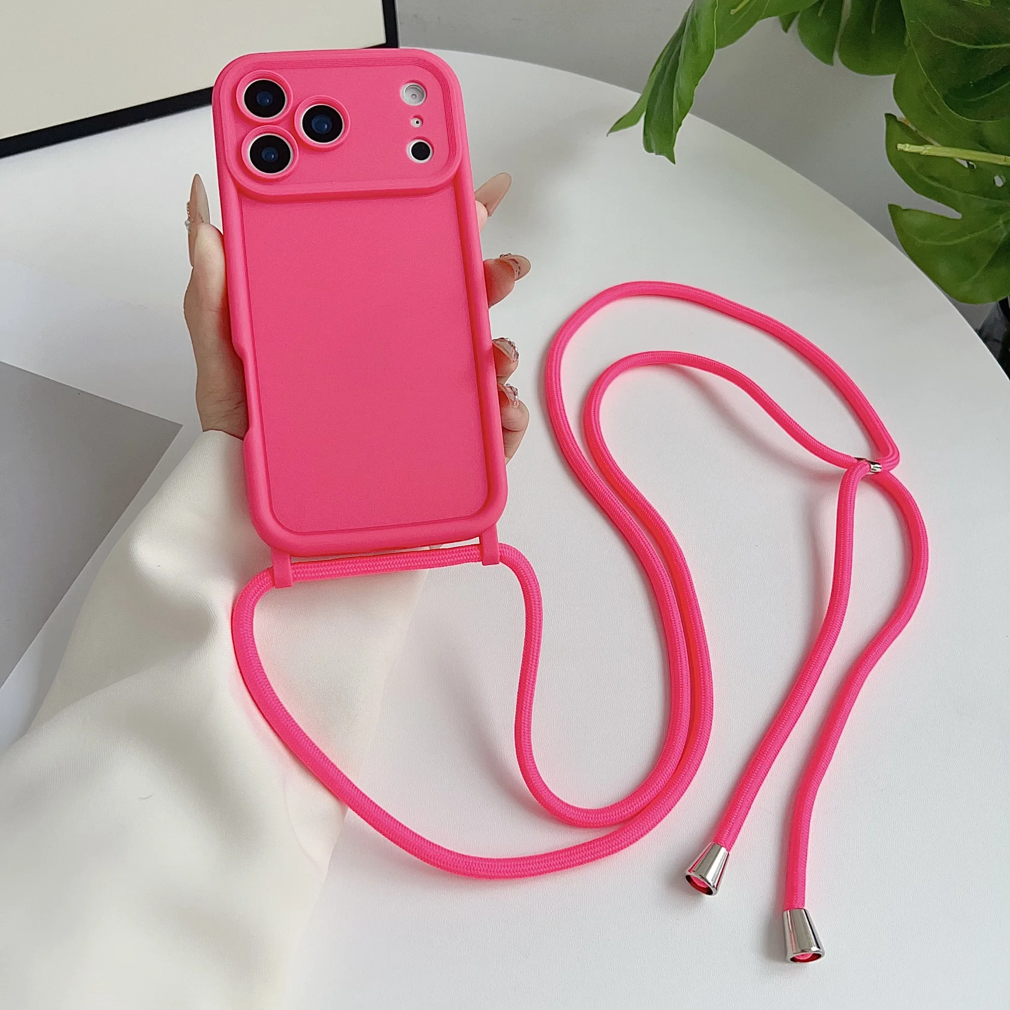 Capa Para Iphone 11 Na Cor Rosa-avermelhada Com Alça Transversal, Protege A Câmera E É Resistente A Impactos.