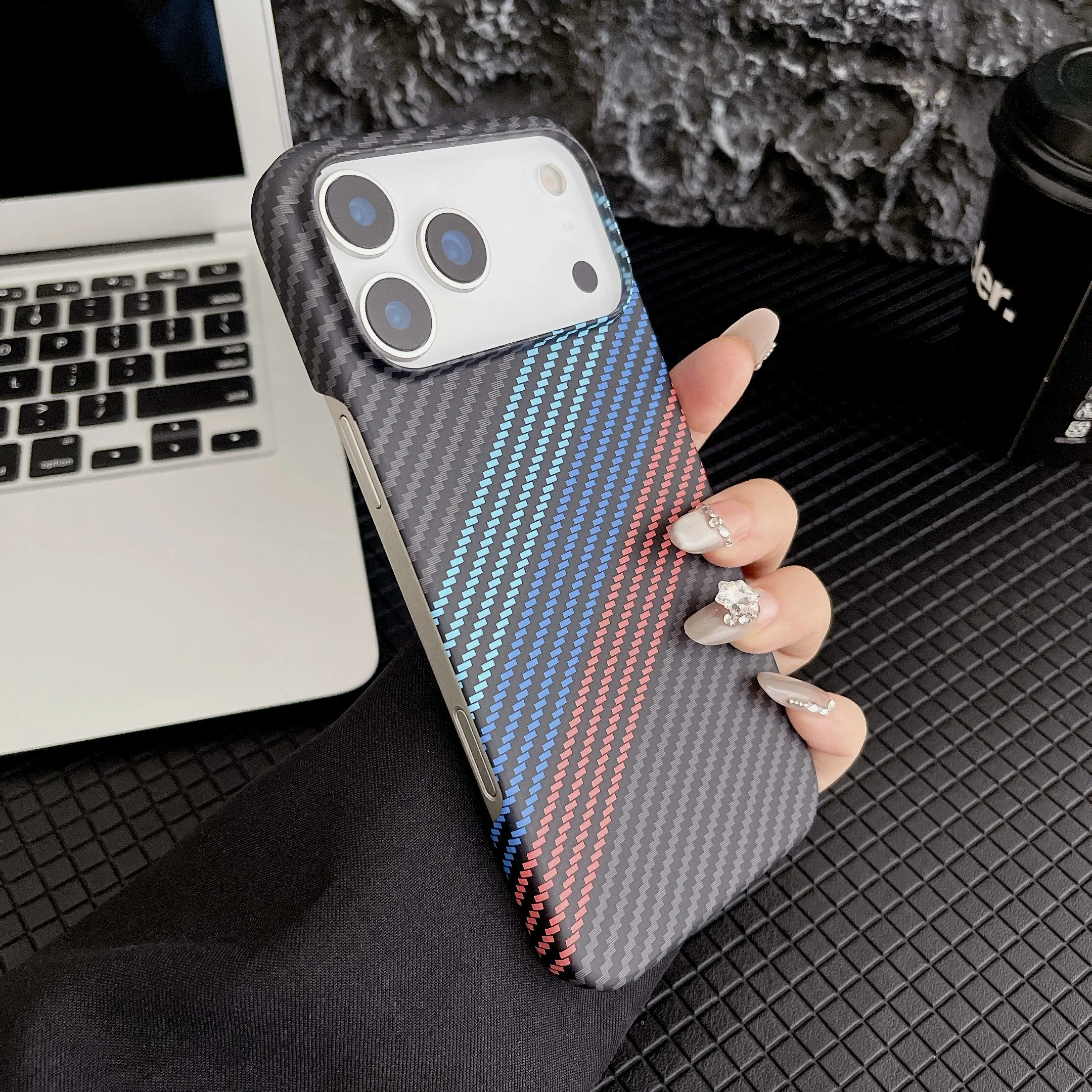 Capa Para Iphone 17 Pro Com Textura Fosca Em Fibra De Carbono, Ultrafina E Resistente A Impactos, Com Dissipação De Calor.