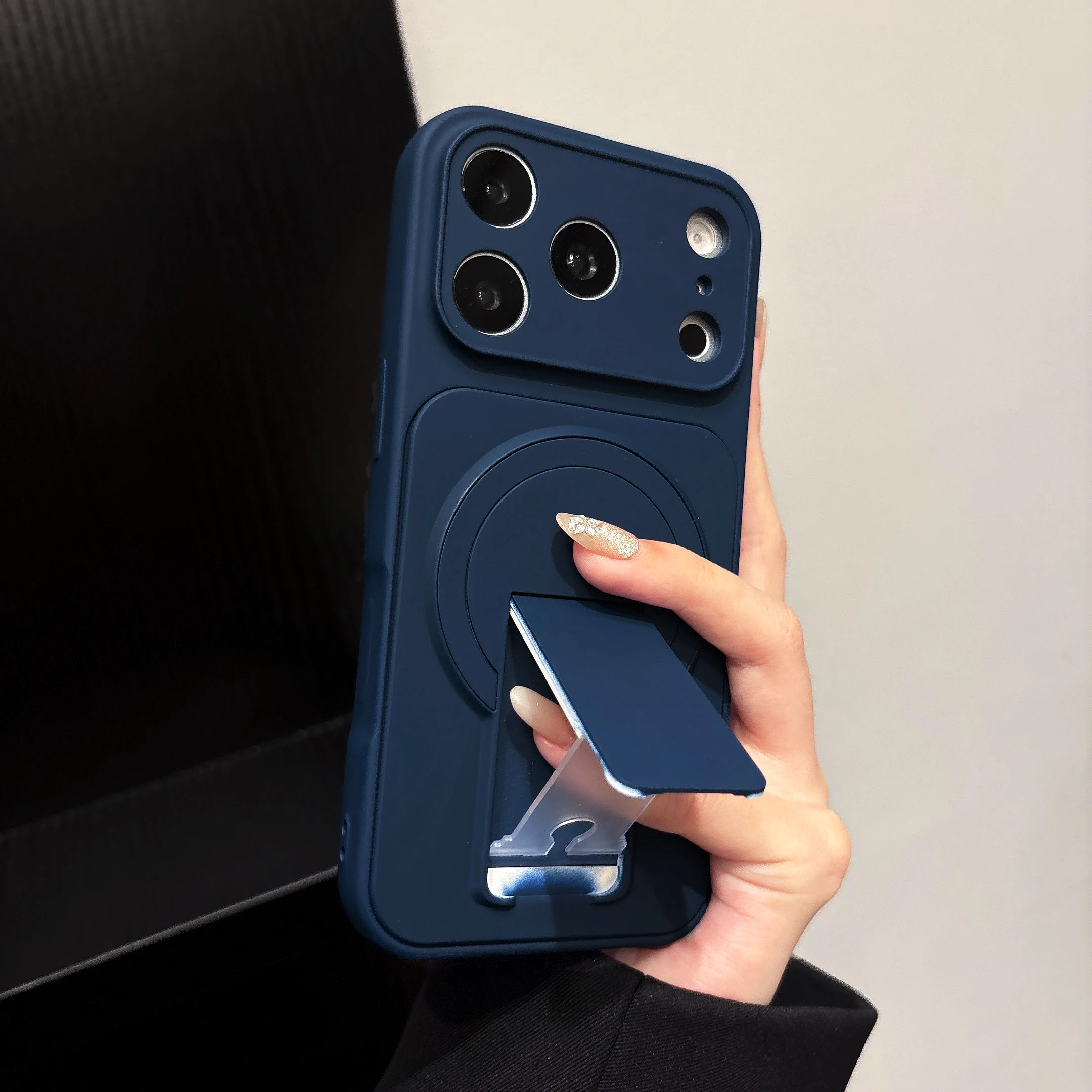 Capa Protetora De Silicone Macio Com Suporte Flip, Resistente A Impactos E Carregamento Magnético (iphone 17 Pro).