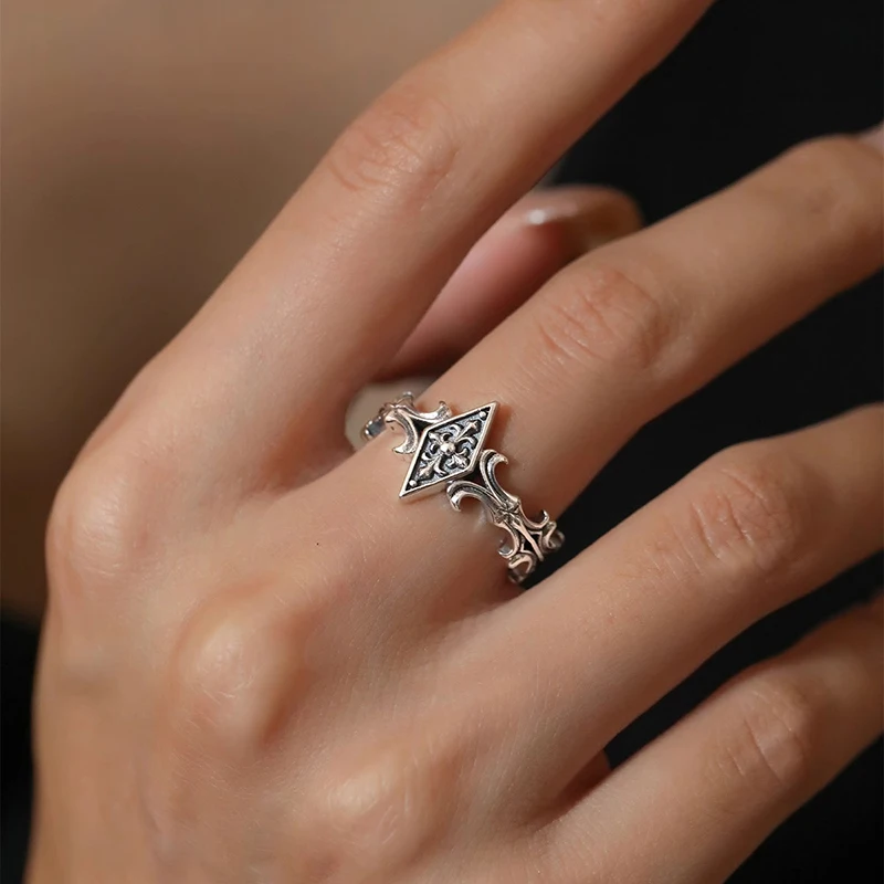 Anel Vintage com Cruz em Formato de Íris, Aro Ajustável com Diamantes Geométricos. MDUG