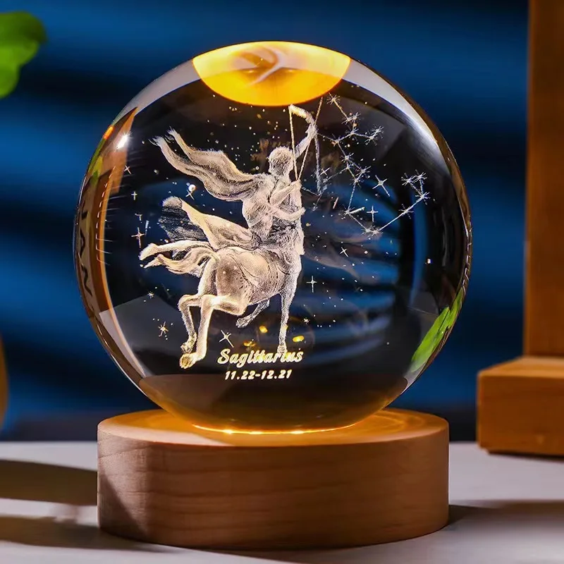 Bola de Cristal de 6,8cm com Doze Constelações, Base de Madeira com Led MDUG (sagitário 8x8cm com Luz)