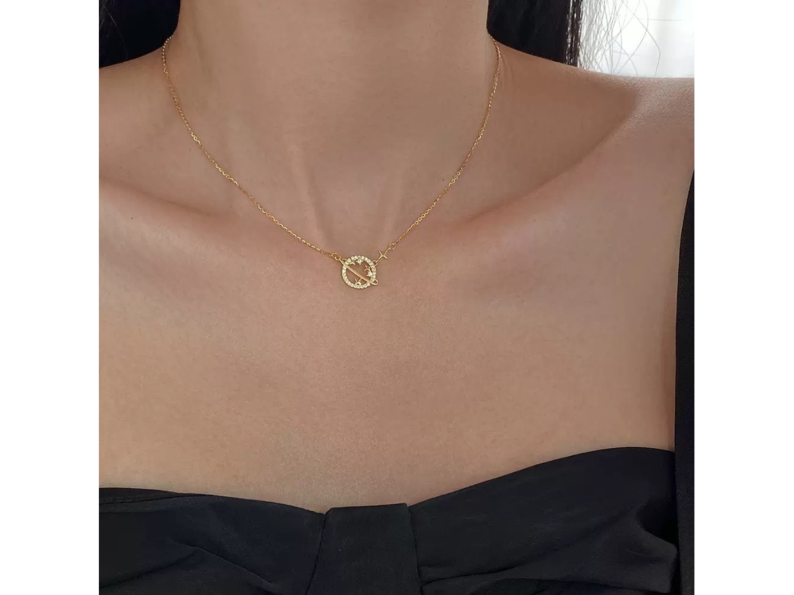 Colar em Prata de Lei S925 com o Planeta Saturno , Design Vazado e Céu Estrelado com Diamantes. MDUG (dourado)