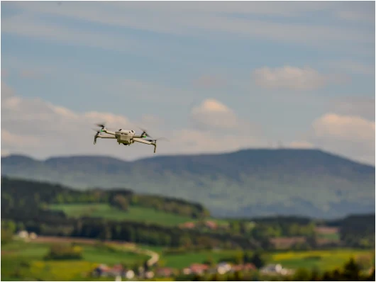 Drone com montanhas por trás