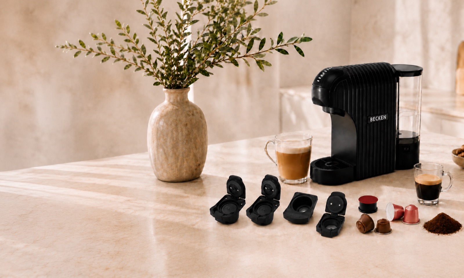 Máquina de café multicápsulas Becken BMCM9912 numa bancada de cozinha