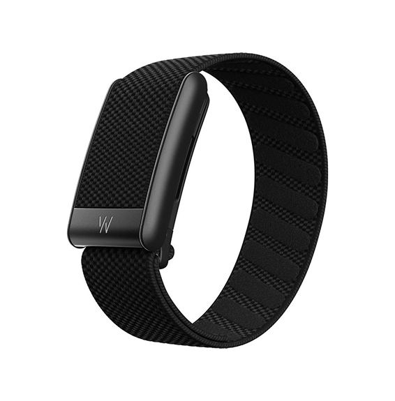 WHOOP preto com bracelete têxtil ajustável, apresentado em perspetiva lateral sobre fundo branco, com módulo retangular integrado.