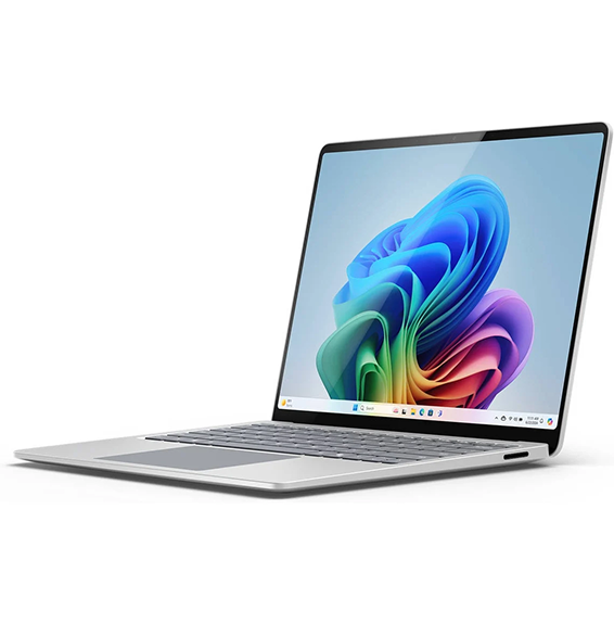 Computador portátil Microsoft prateado com Windows 11 e ecrã colorido, associado à proteção digital através do Windows Defender.